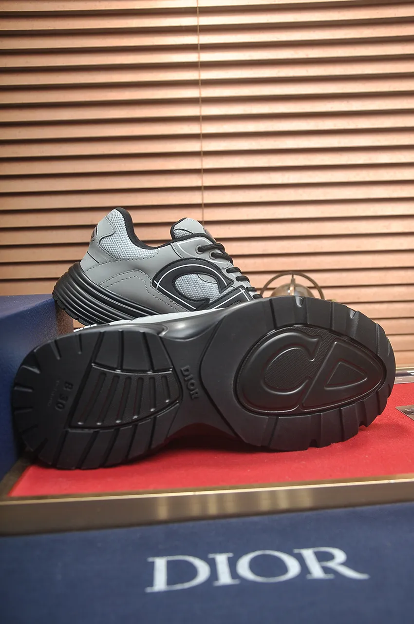 Men's men's shoes 💰: 500💶 (top original order) Brand: Dior (Dior) Standard code: Men's code 38-44 (45 customized) Grade: Same as the official website Material: Top original cowhide spliced ​​together Original wear-resistant and lightweight outsole Style category: Fashionable casual shoes Distinguished luxury brand elements top luxury Color: Actual picture color